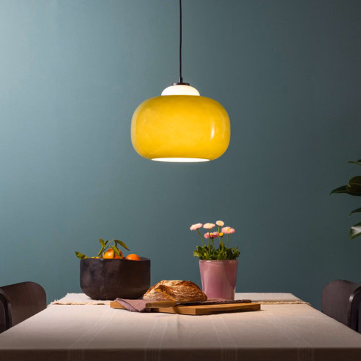 lampada a sospensione dimmerabile con paralume in vetro verde e cavo metallico accorciabile