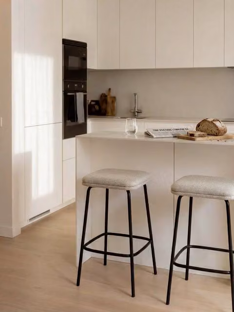Sgabello imbottito Meis Kenay Home colore beige con struttura in metallo nero – 1