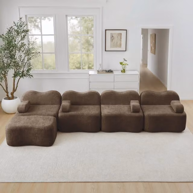 Divano angolare modulare FOLYNA in velluto marrone con pouf coordinato e imbottitura in schiuma per il tuo soggiorno
