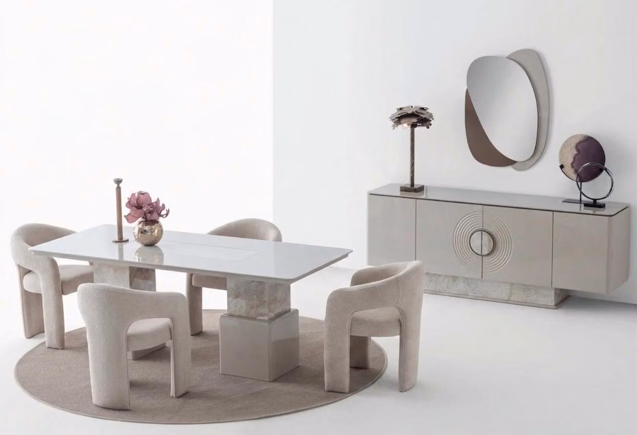 Set da pranzo beige: tavolo da cucina lussuoso, credenza e 4 eleganti sedie