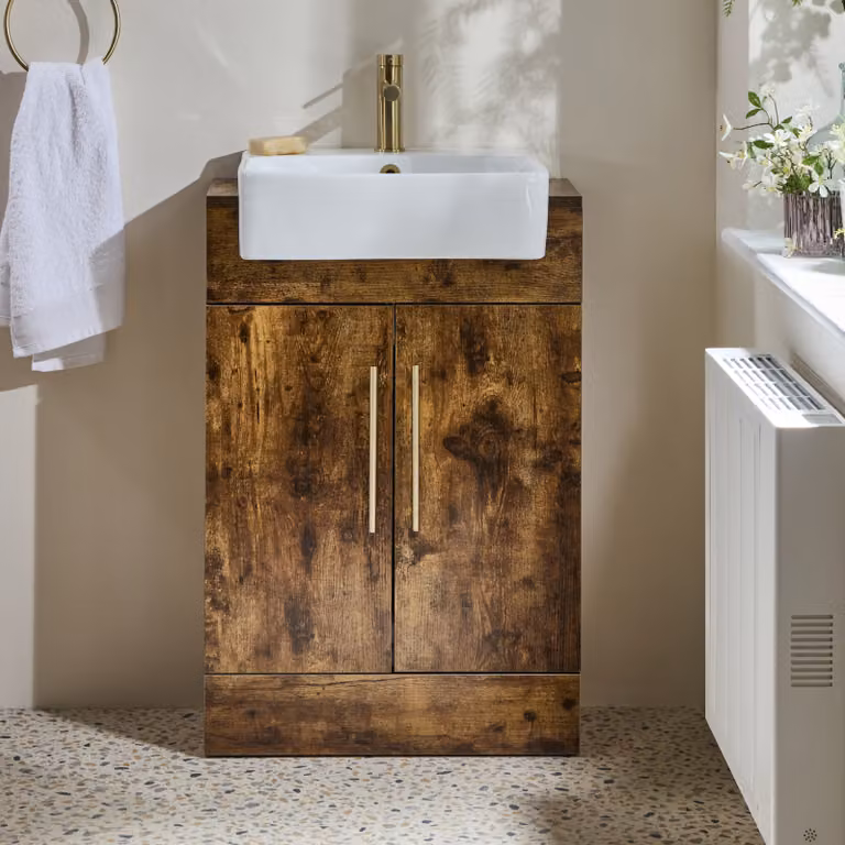 Mobile Bagno a Terra Rovere Scuro da 550mm con Lavabo e Maniglie con Barra a T in Oro Satinato - Cluo