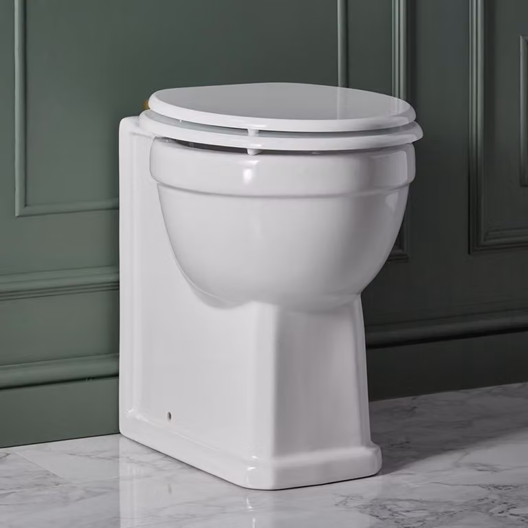 Sanitario Filoparete Tradizionale Sedile Rovere E Cerniere Oro Spazzolato – Richmond