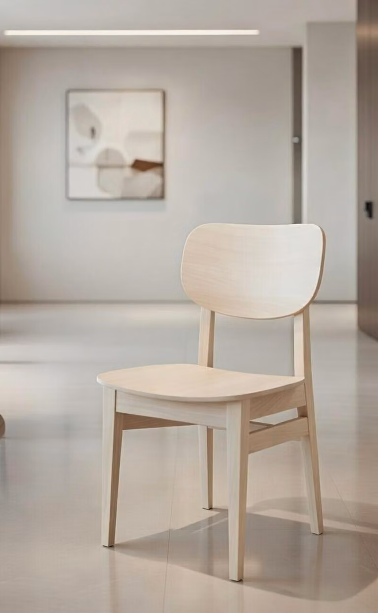 Elegante sedia in legno con schienale arrotondato e design moderno