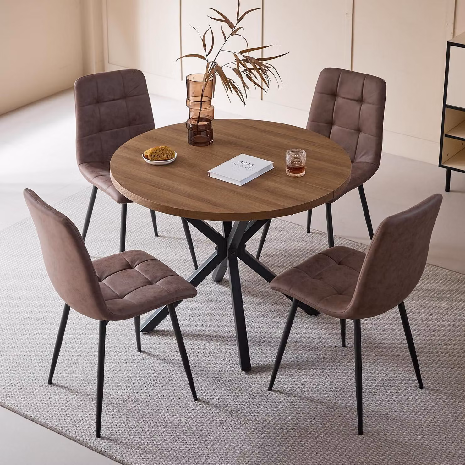 Set tavolo e sedie: 1 tavolo + 4 sedie. Colore: marrone scuro/legno chiaro. Materiale: ecopelle. Diametro: 100 cm