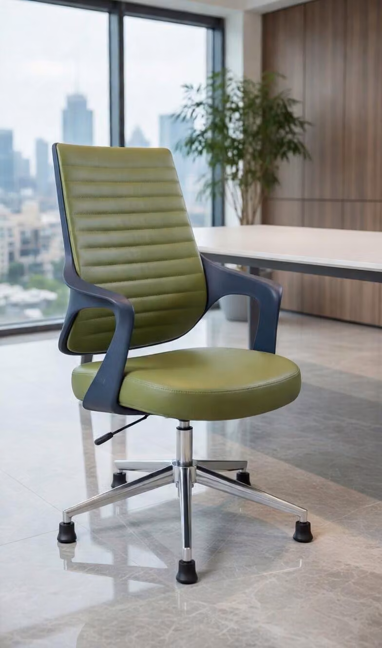 Sedia da ufficio confortevole, rivestita in ecopelle e dotata di una solida struttura in metallo