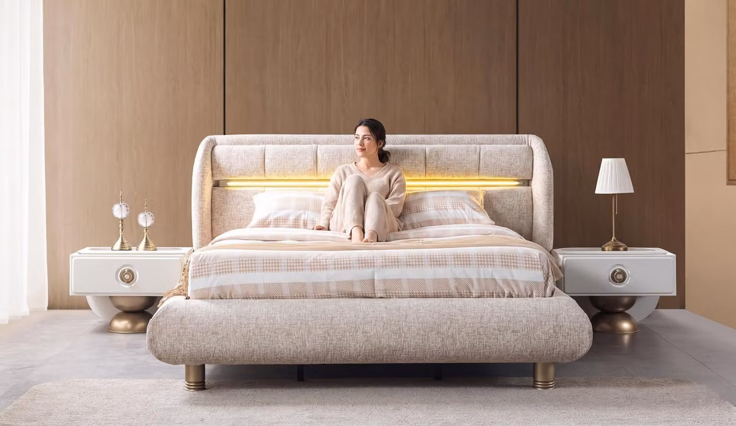 Due comodini, nuovi, per la camera da letto, colore bianco, beige e dorato, design moderno, confortevoli