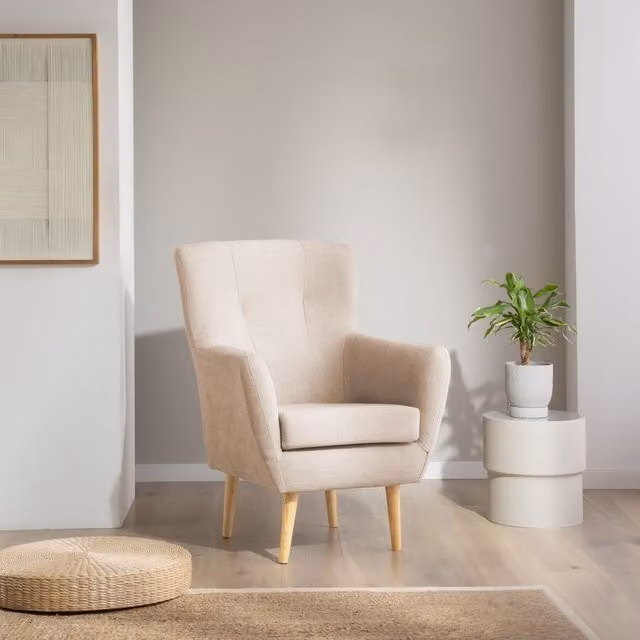Poltrona moderna Banak color beige in tessuto con struttura in legno e imbottitura in schiuma PU