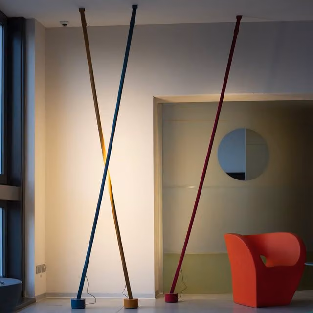 Lampada da terra Martinelli Luce Elastica LED dimmabile multicolore con struttura in metallo e paralume in tessuto cilindrico