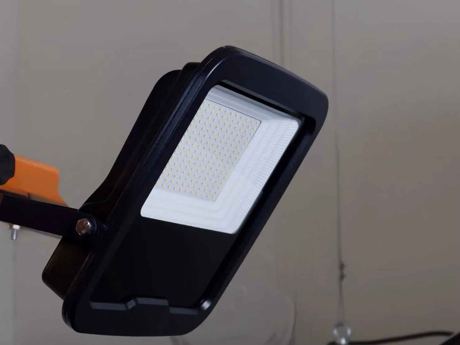 NEDES Riflettore LED esterno professionale, 100W / 5000K / Nero - LF6025