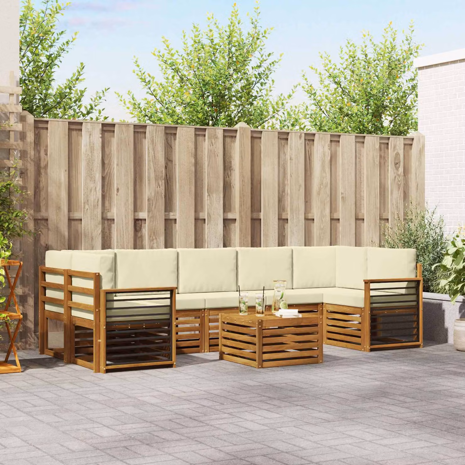 Set di divani da esterno vidaXL a forma di L in legno di acacia con tavolo da caffè e cuscini, beige e bianco