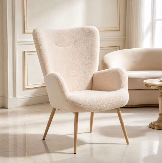 Poltrona lounge beige con schienale alto e braccioli integrati in tessuto frotté