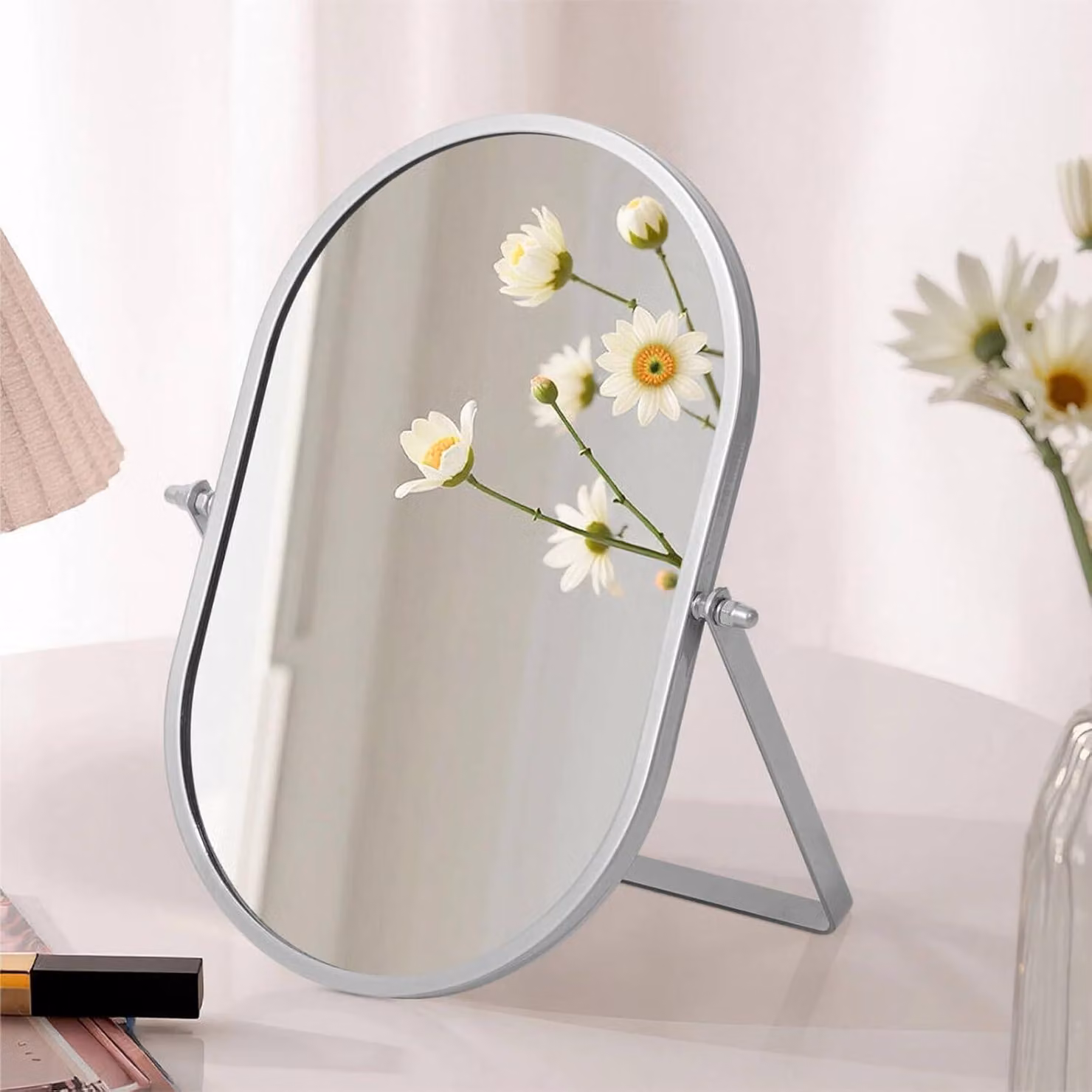 Specchio da trucco ovale con cornice in metallo, inclinabile a 90°, pieghevole e girevole, color argento, ideale per il bagno
