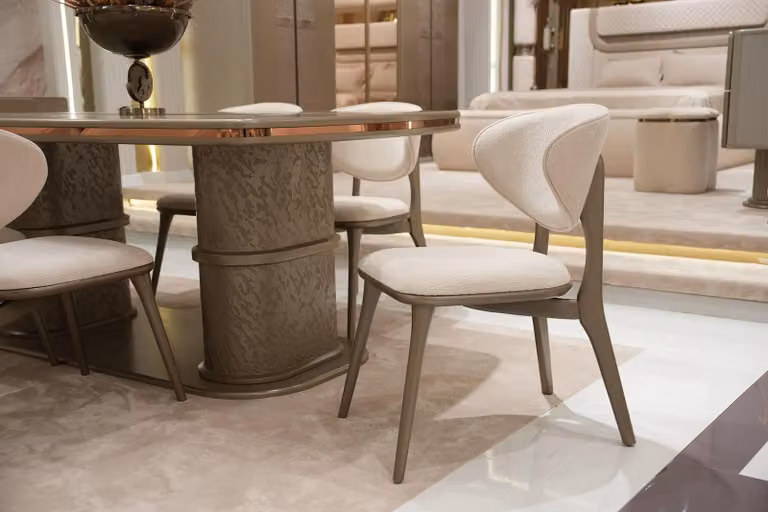 Beige Holzstuhl im modernen Design, langlebig und pflegeleicht