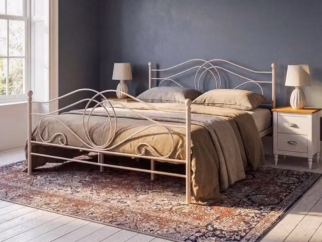 Letto in metallo beige chiaro con rete a doghe 180 x 200 cm con testiera a doghe e pediera retrò vintage