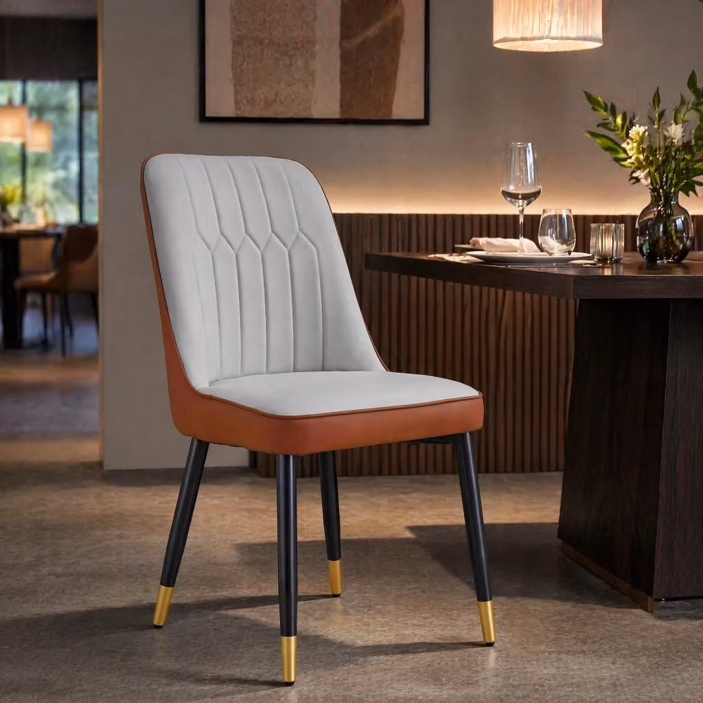 Set di 2 sedie da pranzo moderne MODFU in ecopelle bicolore grigio chiaro e marrone con gambe in metallo nero – 2