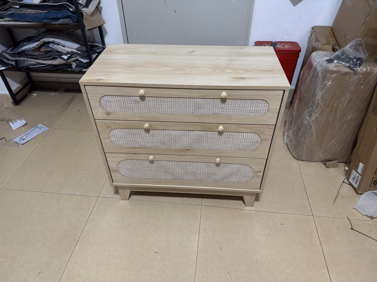Comodino con cassetti, mobiletto laterale, versatile, capiente, colore noce naturale, realizzato con materiali di alta qualità: legno composito e metallo