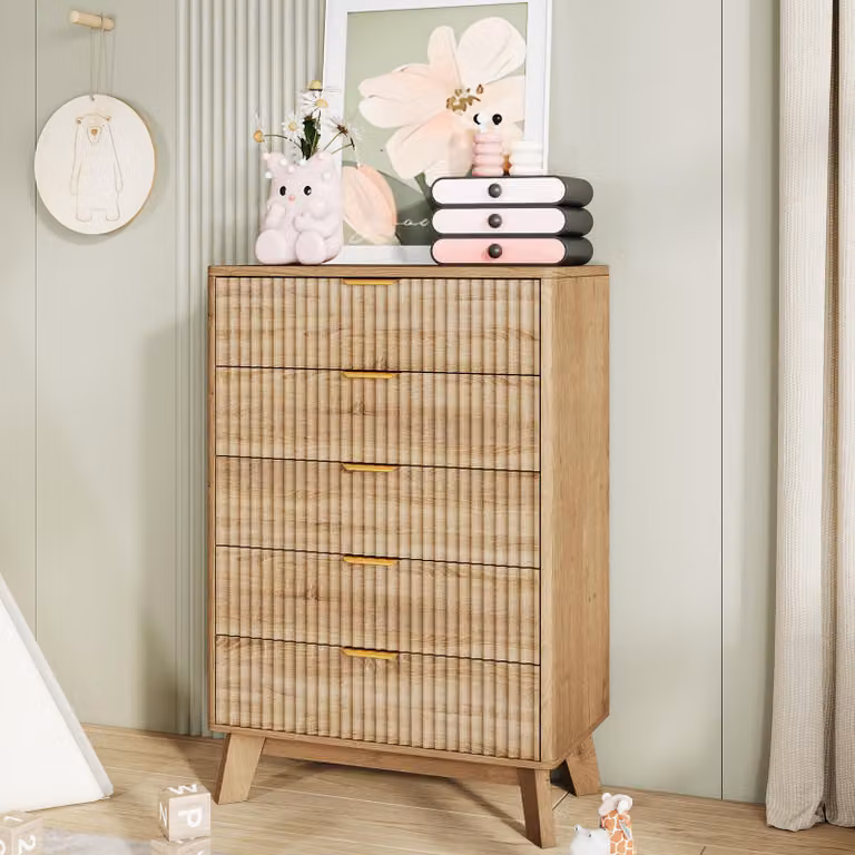 Comò ProximaX a 5 cassetti in finitura rovere con struttura scanalata, ampio armadio contenitore con maniglie dorate e robuste gambe in legno