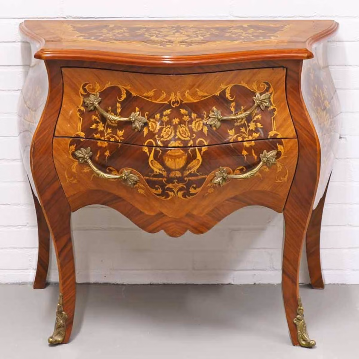 Comò Casa Padrino in stile barocco, con 2 cassetti, in legno intarsiato marrone e dettagli in ottone, dimensioni 80 x 50 x altezza 75 cm