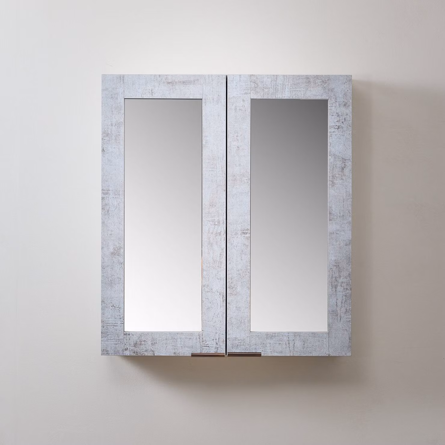 Mobiletto a Specchio da 900mm x 650mm Grigio Cemento - Completo di Maniglie con Impugnature a Dito in Bronzo Spazzolato - Cluo