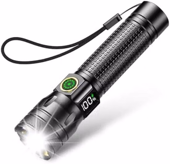 Torcia a LED con display LCD – 3 modalità di illuminazione e funzione zoom – Batteria ricaricabile da 1200 mAh (4 ore di autonomia) – Impermeabile IPX6 – Compatta e resistente agli urti – Ideale per campeggio, escursionismo e situazioni di emergenza