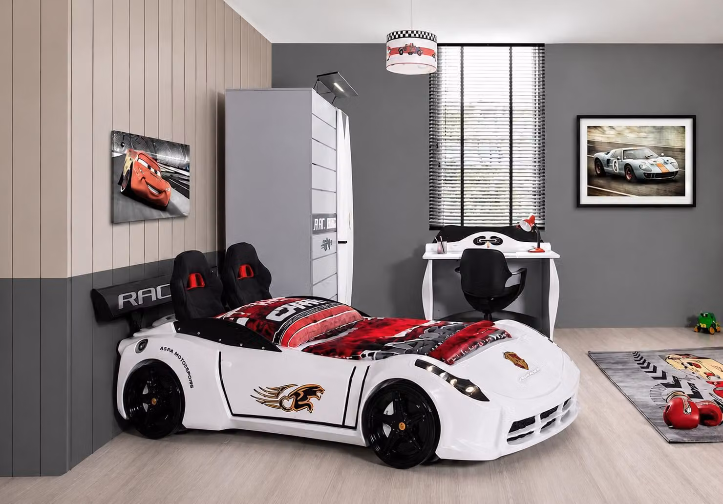 Letto a forma di auto da corsa, design sportivo, ideale per la cameretta dei ragazzi