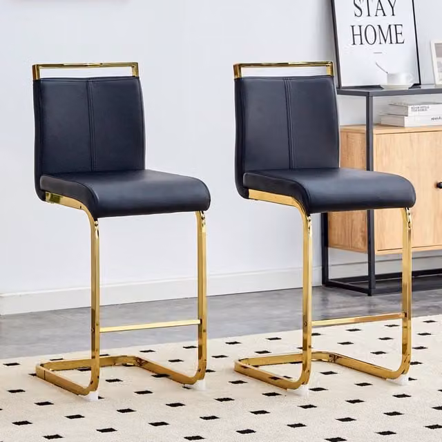 Set di due sgabelli da bar in stile nordico (set di 2 sedie). Realizzati in ecopelle nera di alta qualit¨¤ con gambe in metallo color oro. Adatti per r
