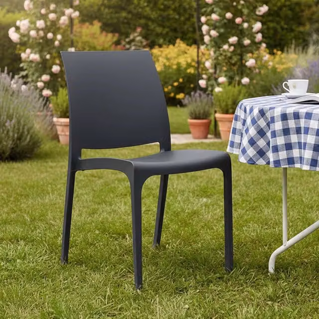 Sedia da esterno Dusanbe DMORA, seduta outdoor impilabile moderna in plastica nera, L: 54 cm, P: 46 cm, H: 80 cm