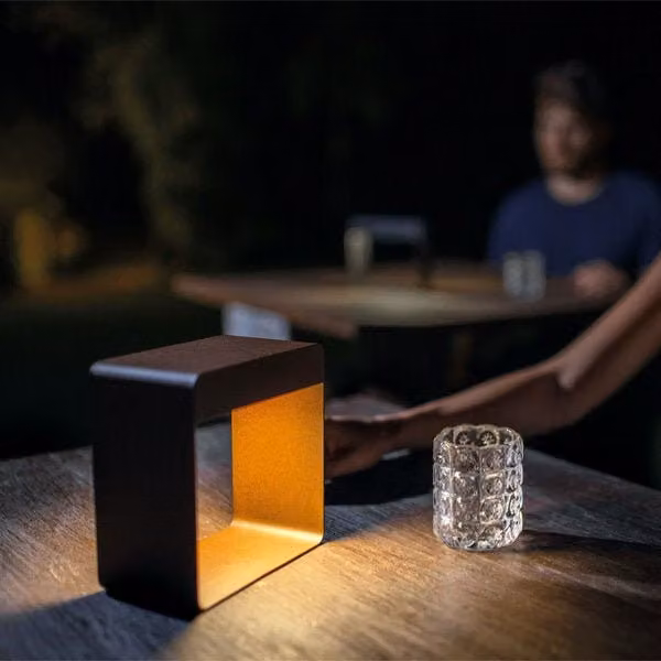 Linea Light Dama Lampada da tavolo ricaricabile con LED e sensore di movimento in metallo per esterno e interno, disponibile in nero e marrone