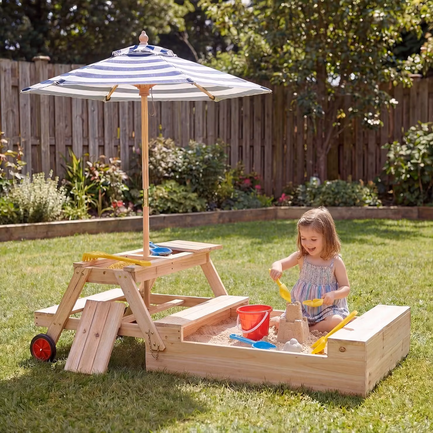 Costway Sabbiera 3 in 1 in legno marrone con panche, ombrellone regolabile e ruote, tavolo da picnic trasformabile per bambini