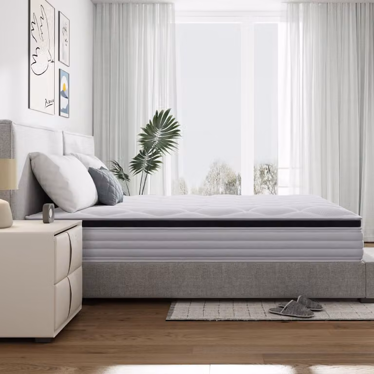 Materasso ibrido in memory foam, disponibile in due altezze (20 cm e 22 cm), con sistema di supporto a 7 zone e molle insacchettate per un comfort ottimale e una temperatura ideale durante il sonno. Disponibile nelle dimensioni: 90x200 cm, 120x200 cm, 140
