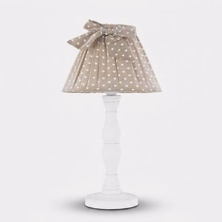 Lampada da tavolo SWEET, realizzata in legno bianco con paralume in tessuto