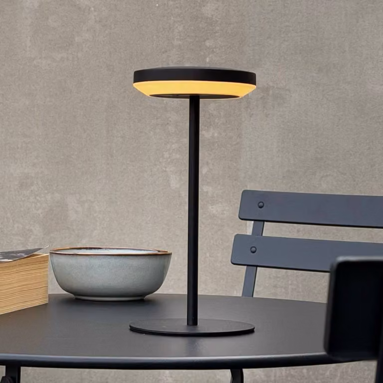 Dyberg Larsen Lampada LED da tavolo solare Otera, nera, 25 cm, IP44 Otera, Nero, Alluminio, Moderno, Lampade solari