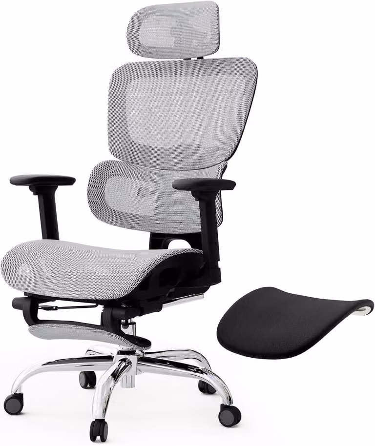 Sedia da ufficio ergonomica, dotata di poggiapiedi e cuscino removibile, con schienale in rete regolabile in altezza, con inclinazione fino a 135°, poggiatesta e braccioli