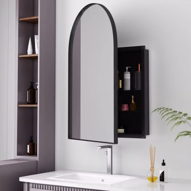 Mobile portaoggetti da bagno con specchio ad arco incassato, cornice in metallo nero, ripiani regolabili