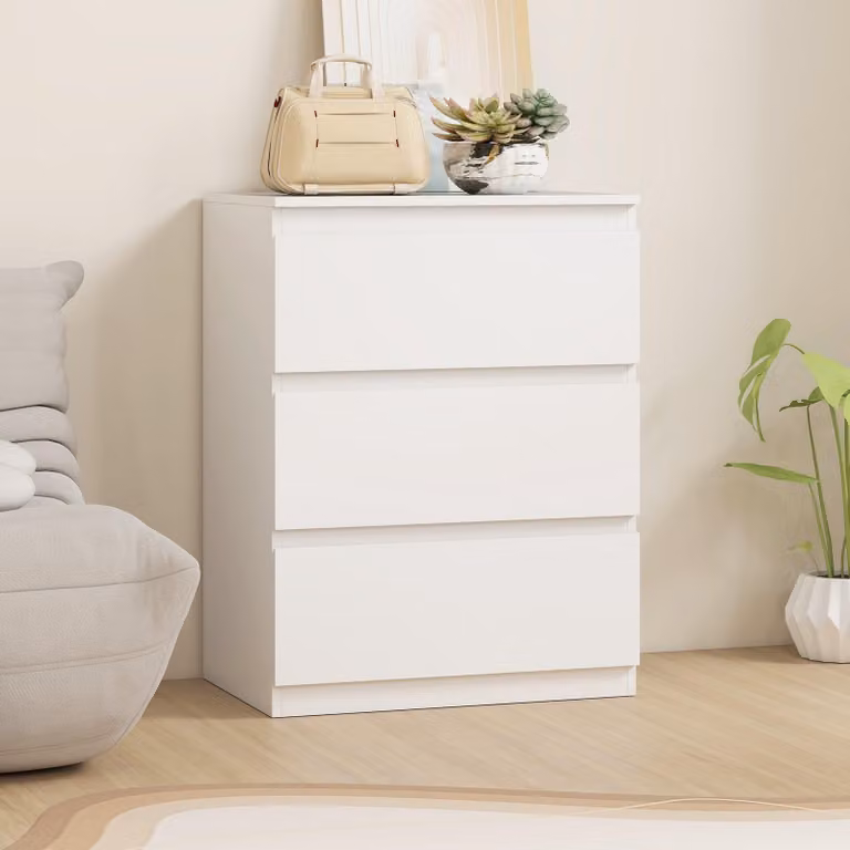 Comodino bianco con 3 cassetti, realizzato in pannello di particelle di legno. Colore: bianco. Dimensioni: 60x40x79 cm