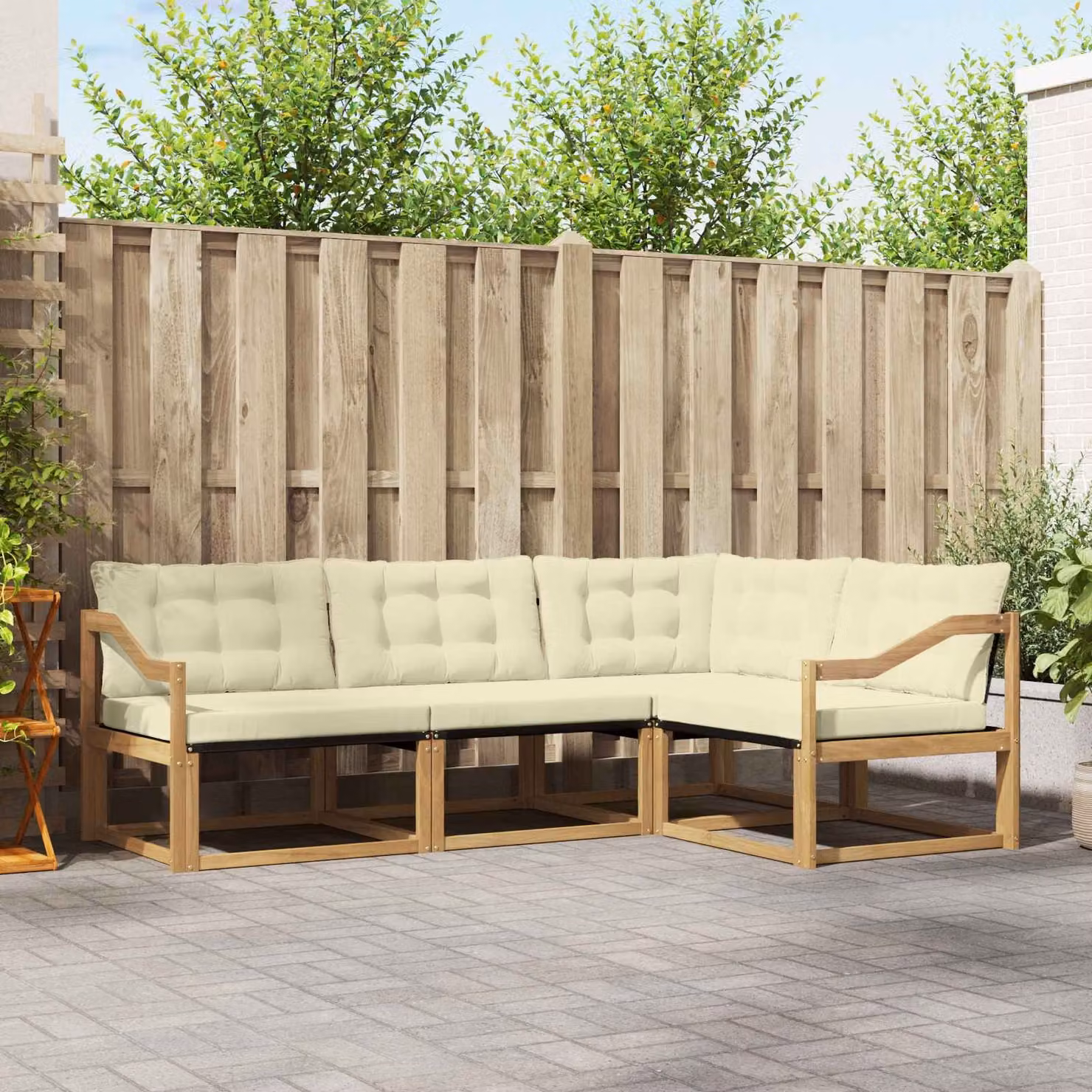 Set di divani da esterno a L vidaXL in legno di acacia con cuscini bianchi e beige