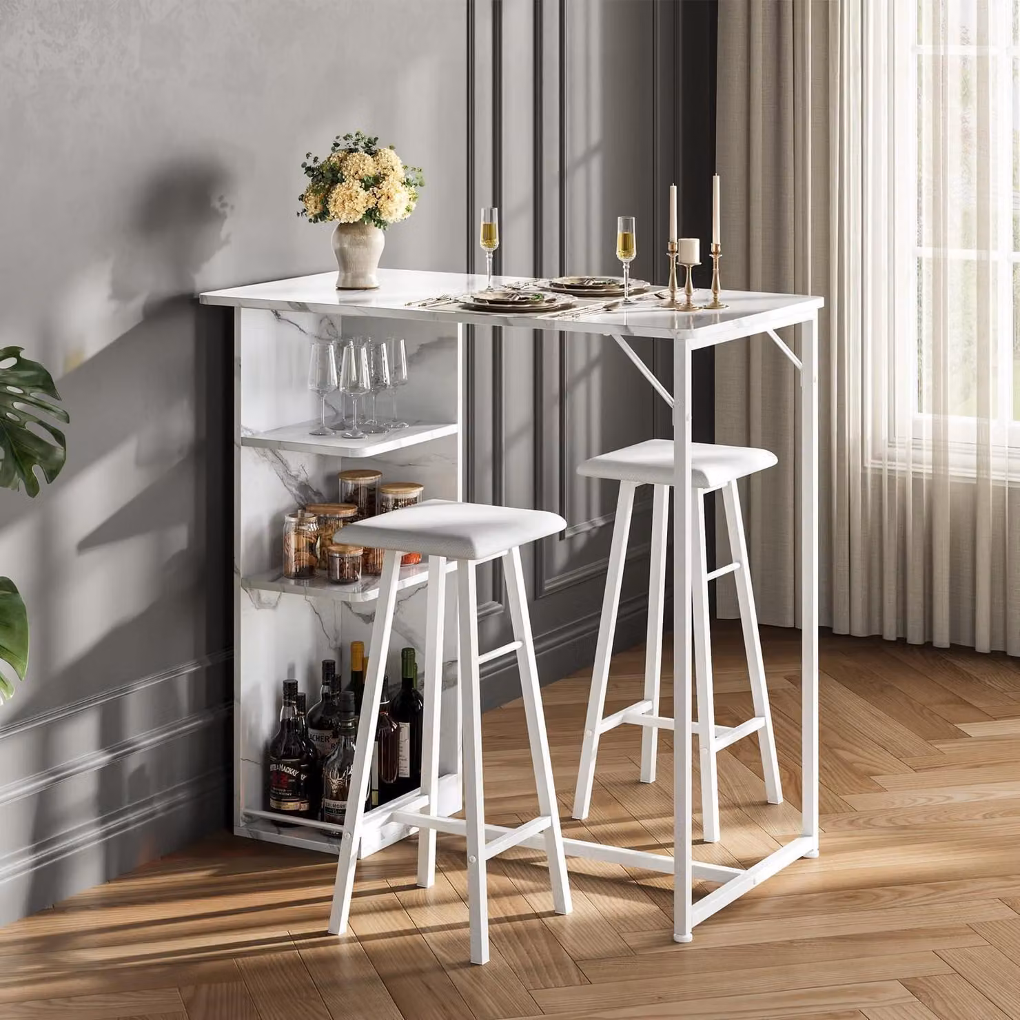 Set da bar composto da un tavolo e due sgabelli, finitura bianco marmo/poliuretano, stile industriale, con portabicchieri e ripiano