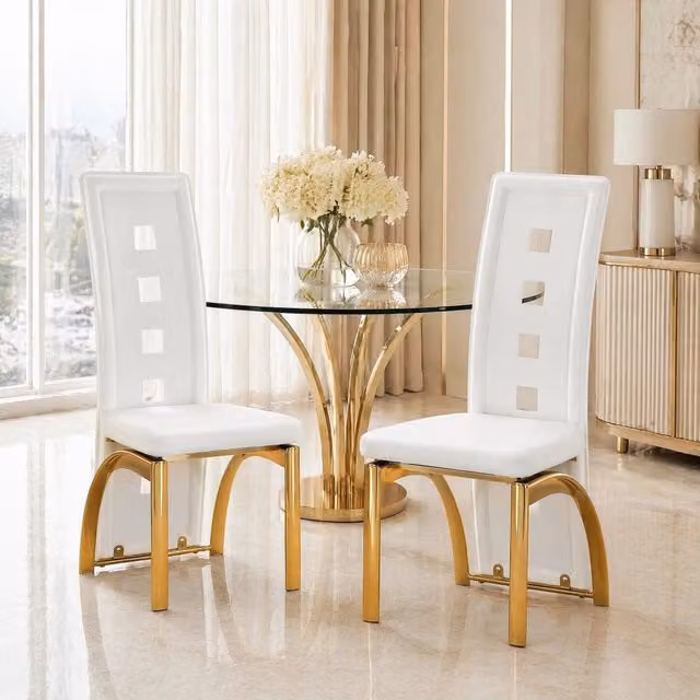 Set di 2 sedie da pranzo Beaok in similpelle bianca opaca con schienale traforato e gambe in metallo oro per cucina e sala da pranzo