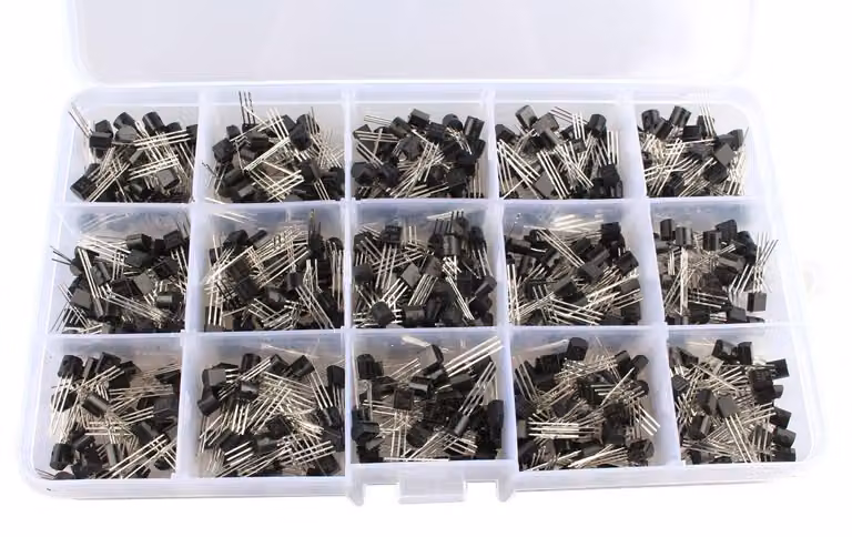 Assortimento di transistor: 15 tipi, connettore TO-92, NPN e PNP, confezione da 600 pezzi.