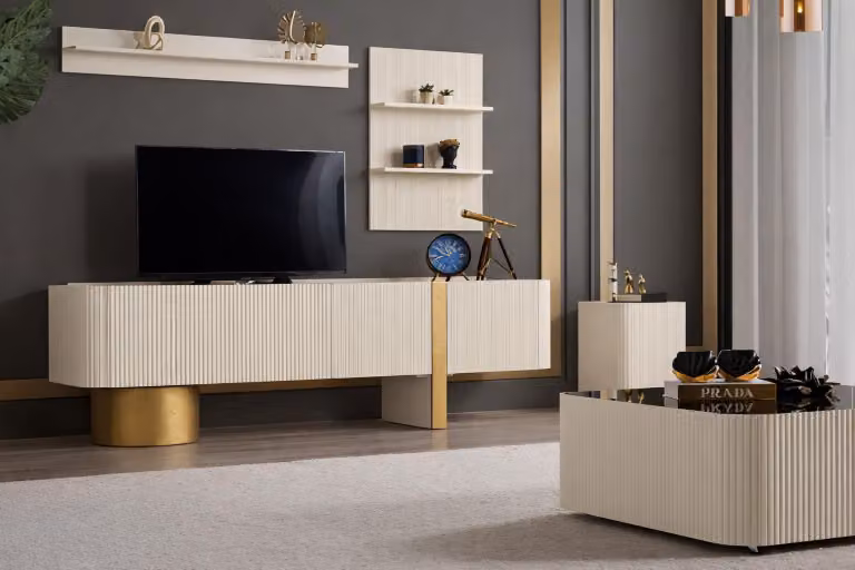 Elegante set di mobili: mobile TV basso, scaffale, tavolino da salotto e tavolino di servizio