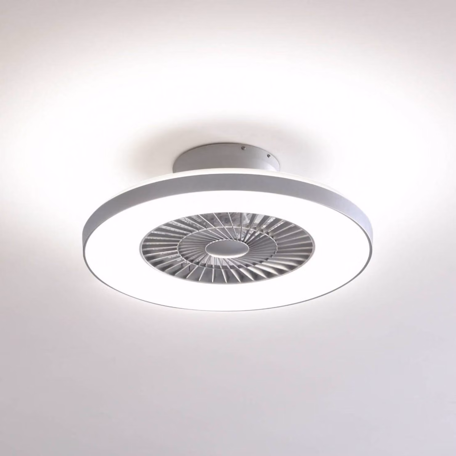 Lindby Smart Ventilatore da soffitto LED Paavo, argento, silenzioso, Tuya Paavo Lindby, dimmerabile, Alluminio / Grigio / Zincato, Soggiorno / Sala da pranzo, Plastica, Moderno