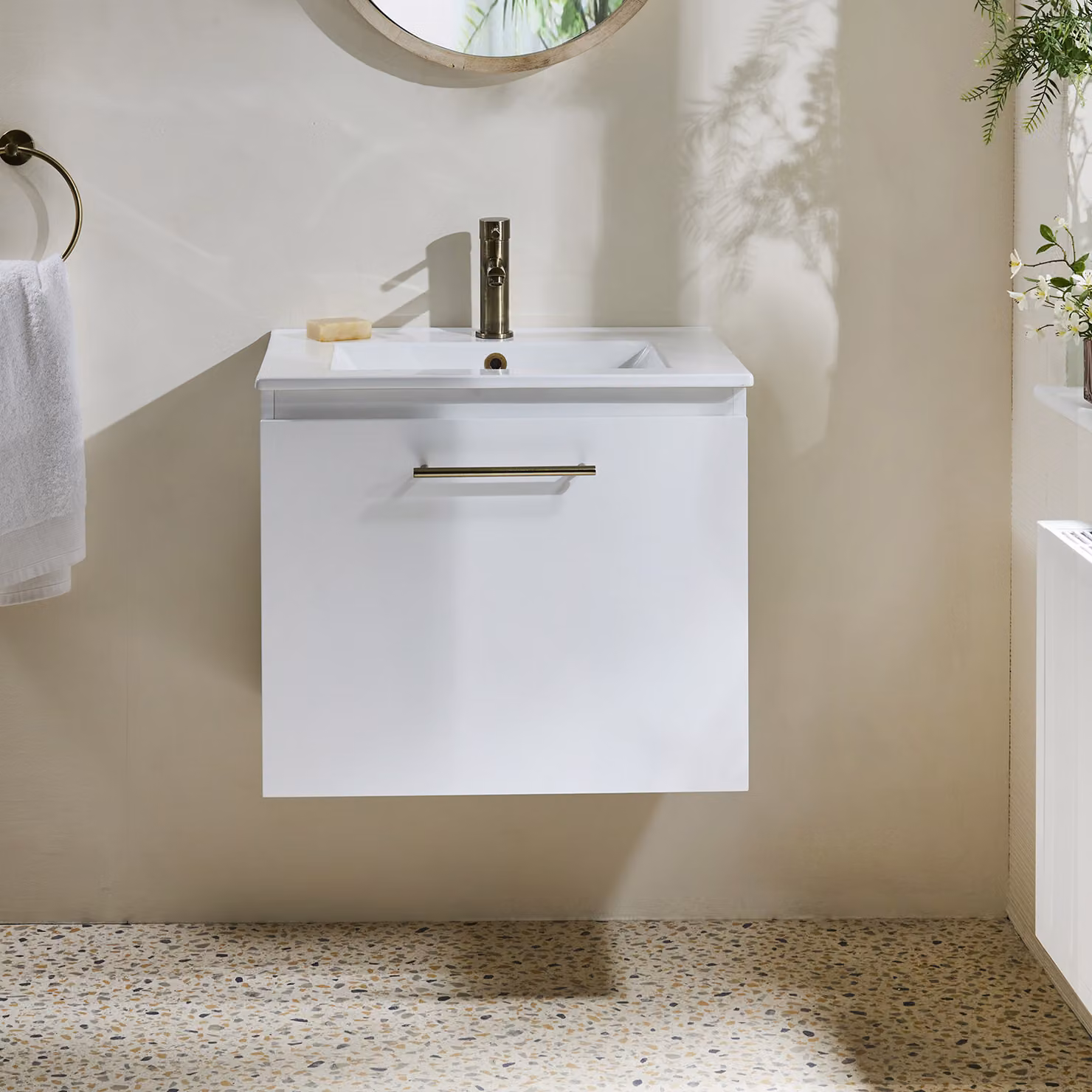 Mobile Bagno Bianco Sospeso da 600mm con Lavabo e Maniglia con Barra a T in Ottone Spazzolato - Cluo