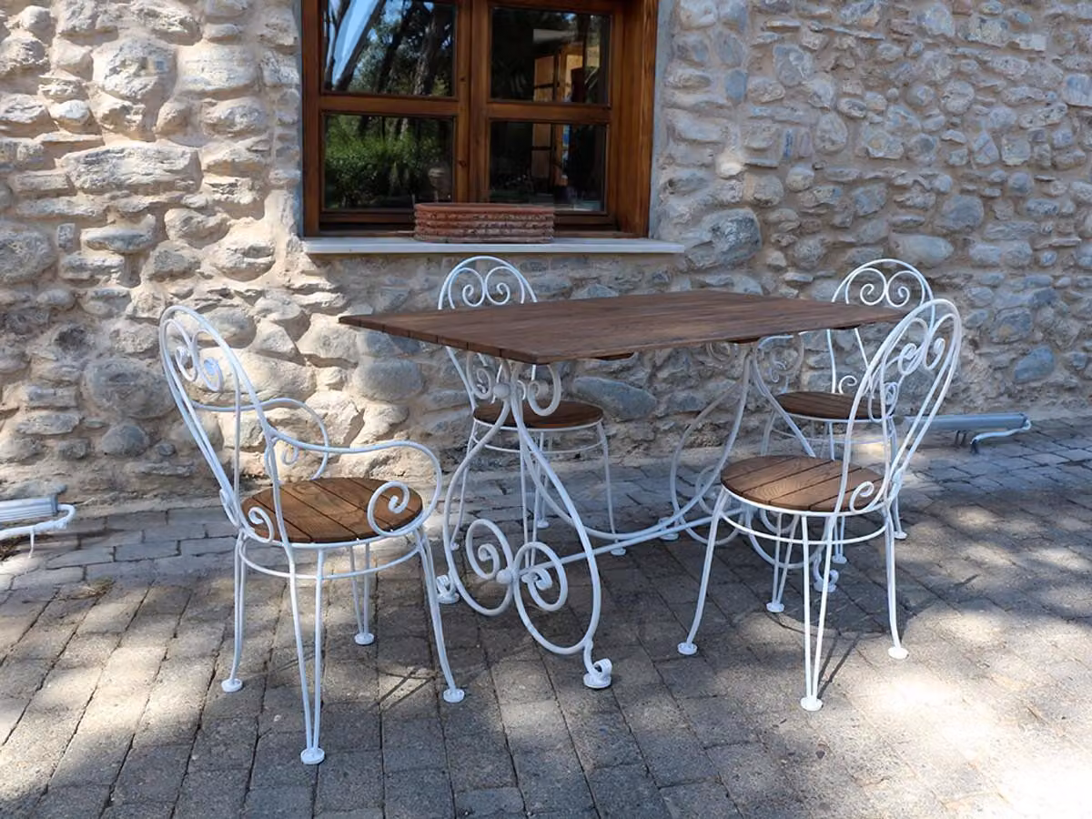 Casa Padrino Tavolo da pranzo da giardino in stile liberty marrone scuro/bianco 140 x 80 x h. 76 cm - Tavolo da giardino nostalgico in ferro battuto con piano in legno massiccio - Mobili da giardino nostalgici in stile liberty
