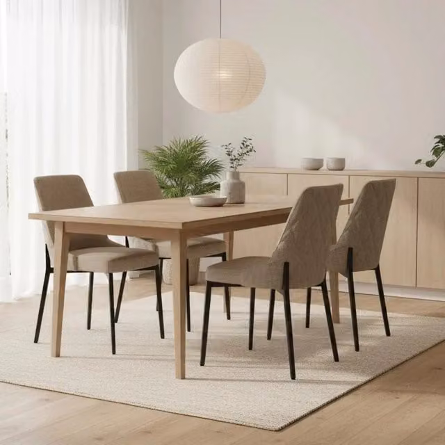 Set di 4 sedie da pranzo Charm Duzzle imbottite in tessuto beige con struttura in metallo nero opaco