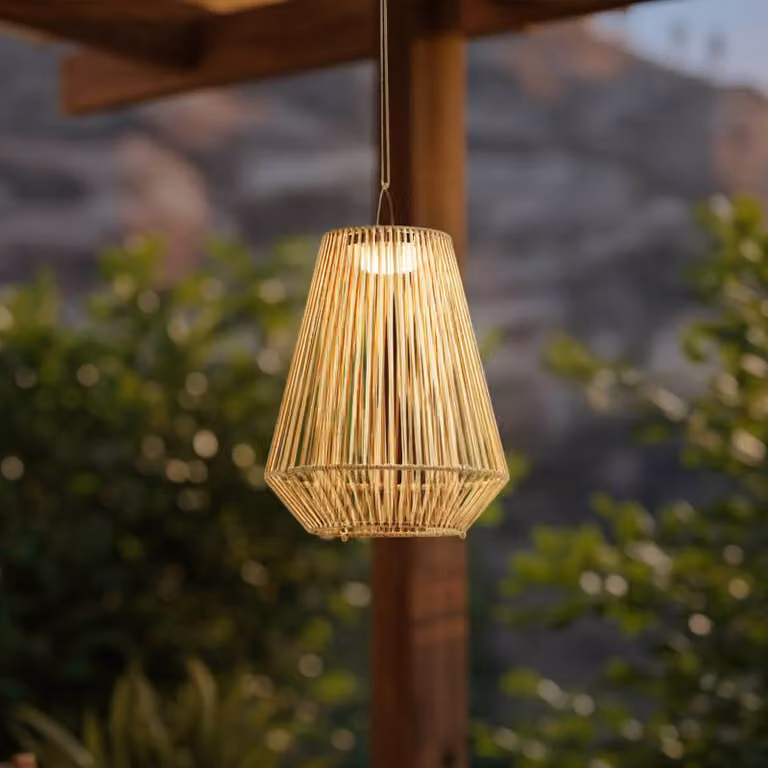 Lampada a sospensione solare LED Lindby Austas, beige, Ø 32 cm, USB, IP54 Austas Lindby, dimmerabile, Crema / Ambra, Plastica, Moderno, Lampade solari