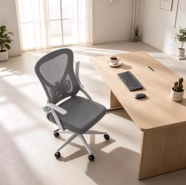 Sedia da ufficio ergonomica grigia con schienale in rete e seduta imbottita, regolabile in altezza e inclinazione