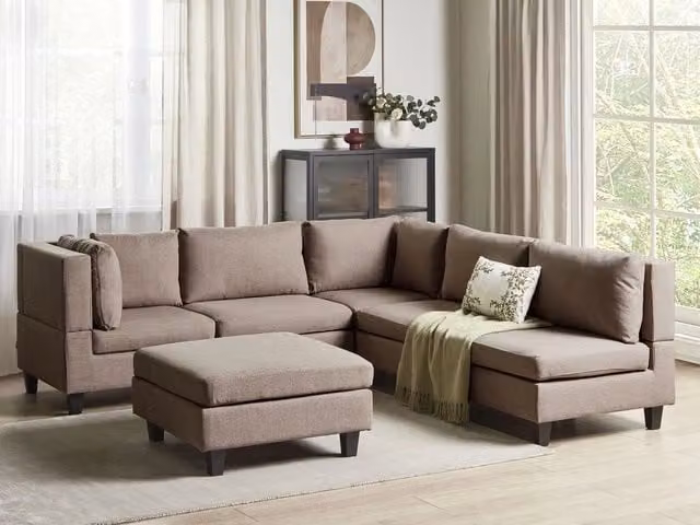 Divano componibile a 5 posti imbottito lato destro in tessuto marrone con gambe nere e pouf stile moderno