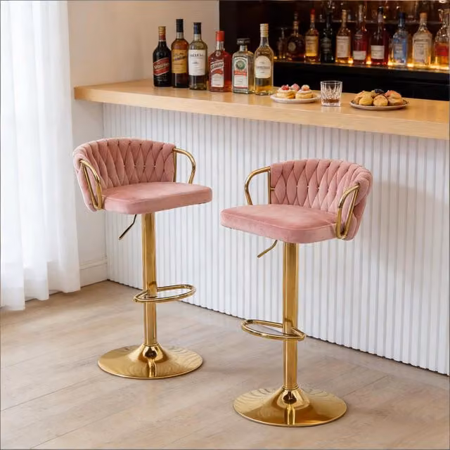 Sgabello da bar girevole e regolabile in velluto con schienale, braccioli e poggiapiedi, base in metallo rosa set da 2