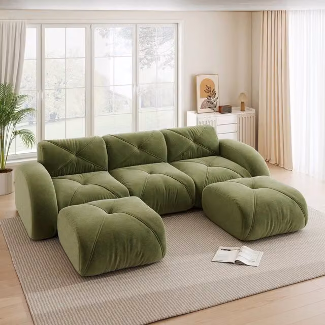 Divano modulare Mivray in velluto verde con configurazione a L e cuscini inclusi