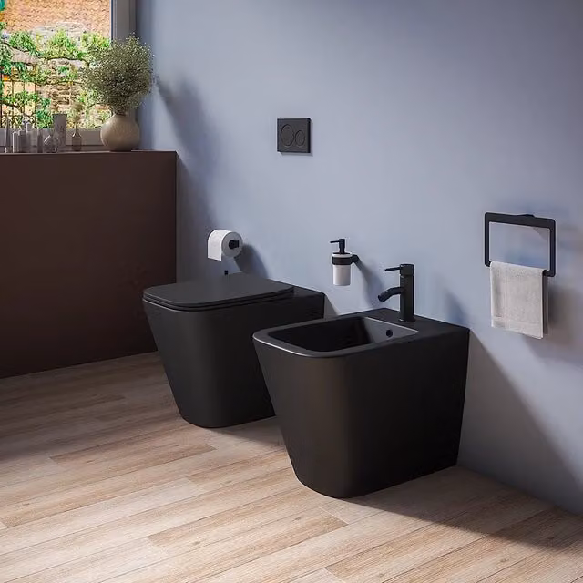 Coppia sanitari in ceramica filomuro vaso rimless, bidet e copri-wc nero opaco | Kyoto